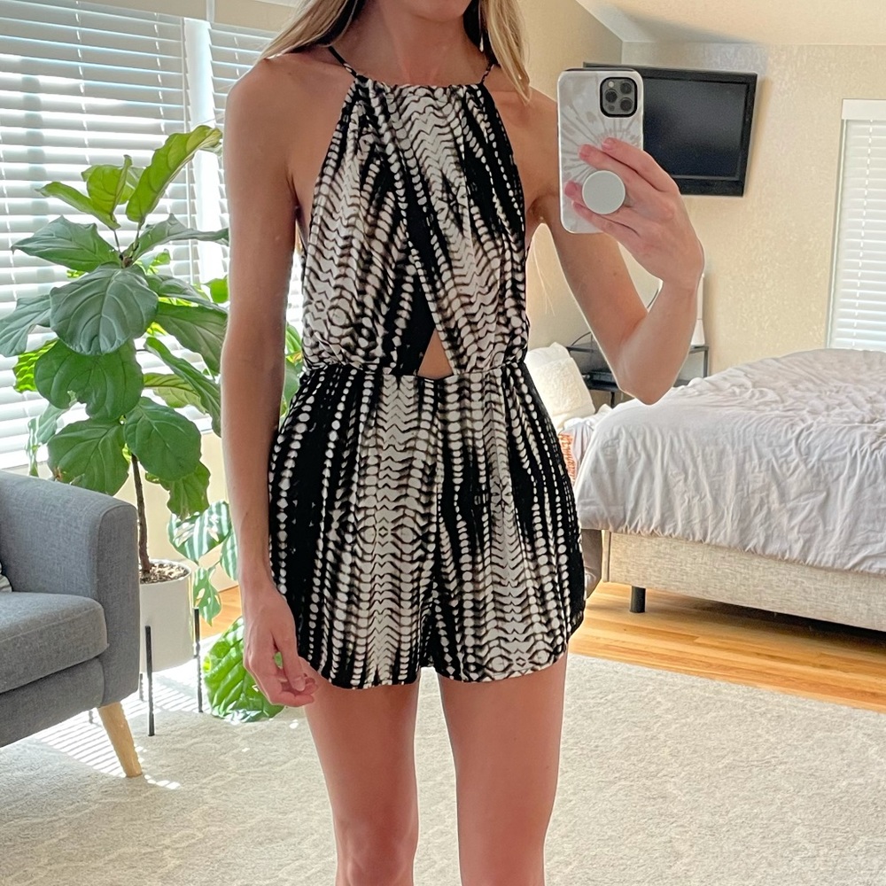 Keyhole romper with adjustable ties